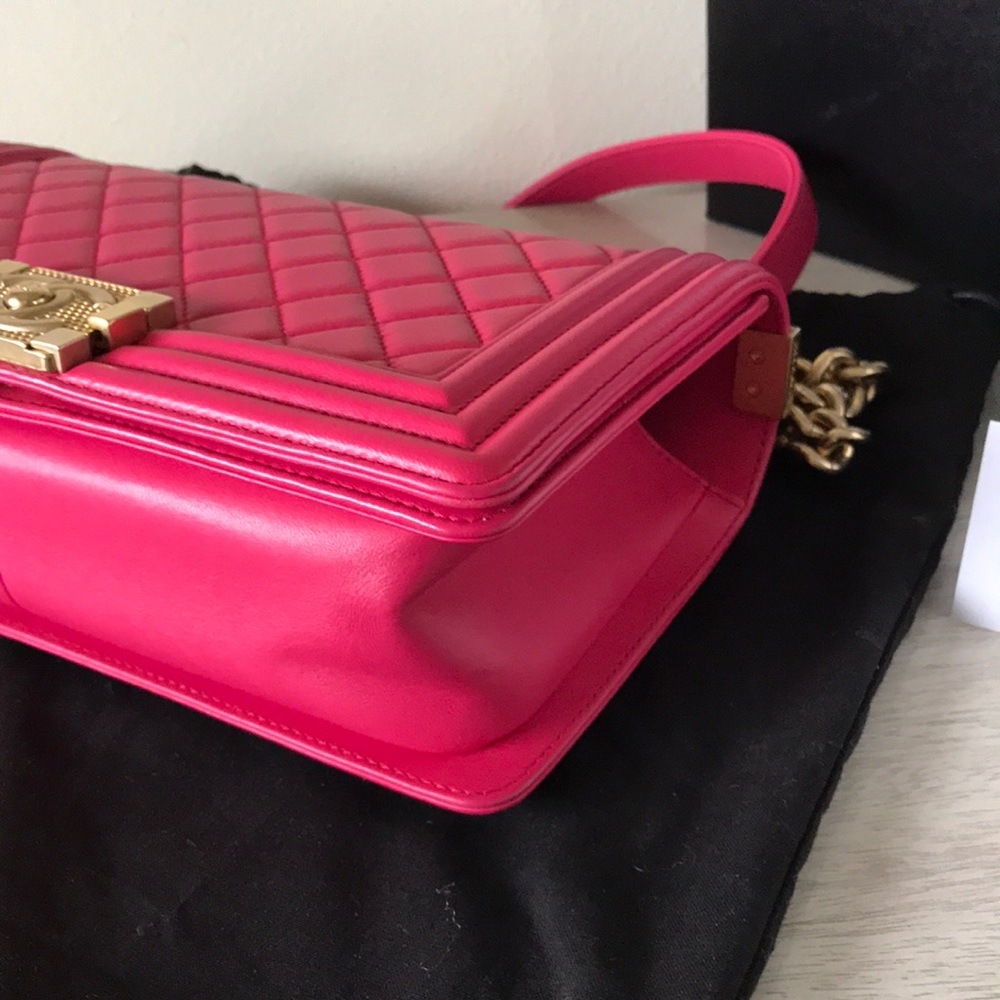 ❌ SOLD ❌ Chanel Fuchsia Lambskin Boy Bag with GHW - Picture 4 of 8